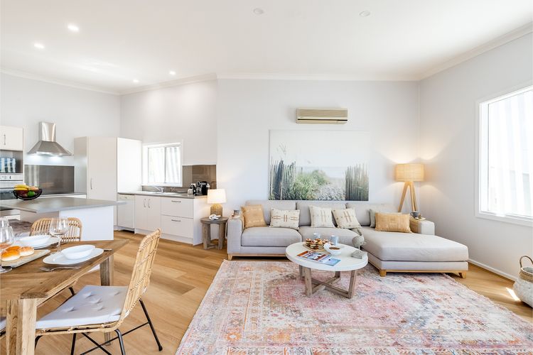 Dukes , 31 Gloucester St – spectacular water views and the added comfort of air conditioning and Wi-Fi