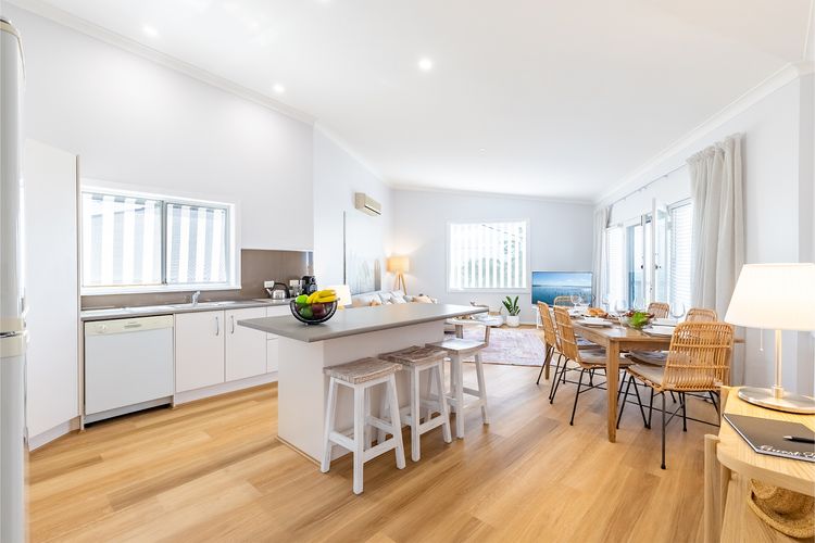 Dukes , 31 Gloucester St – spectacular water views and the added comfort of air conditioning and Wi-Fi