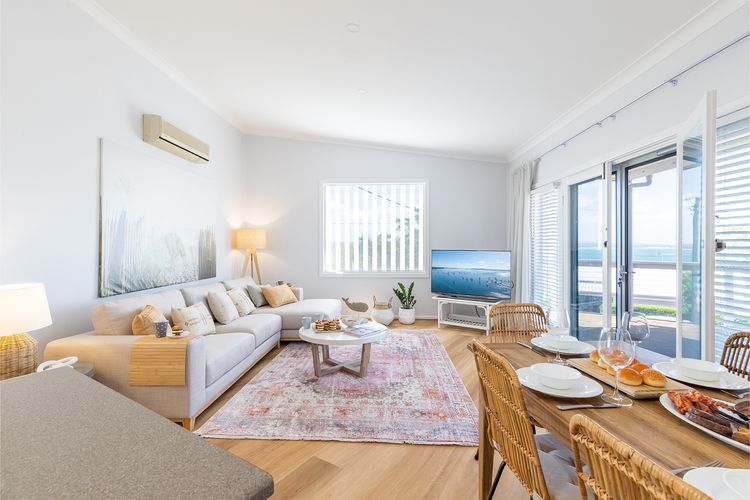 Dukes , 31 Gloucester St – spectacular water views and the added comfort of air conditioning and Wi-Fi