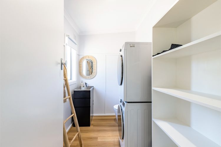 Dukes , 31 Gloucester St – spectacular water views and the added comfort of air conditioning and Wi-Fi