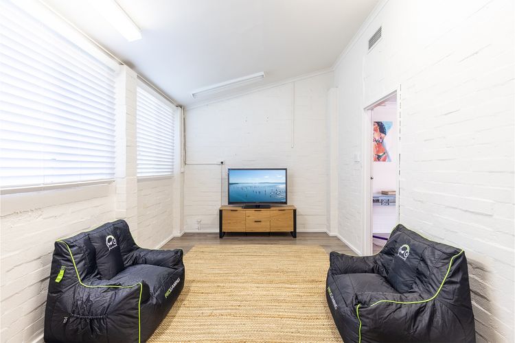 Sanctuary on Dutchies, 18 Gloucester Street – Water views, Air Conditioning, WiFi and Close To Town