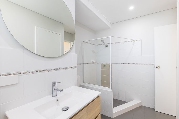 5 Gretel Lodge, 1 Gretel Cl – family friendly unit close to the water