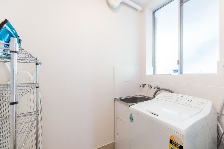 Portofino, 2/7 Laman St – Beautifully styled unit on first floor with stunning views, Air con, Wi-Fi and close to town