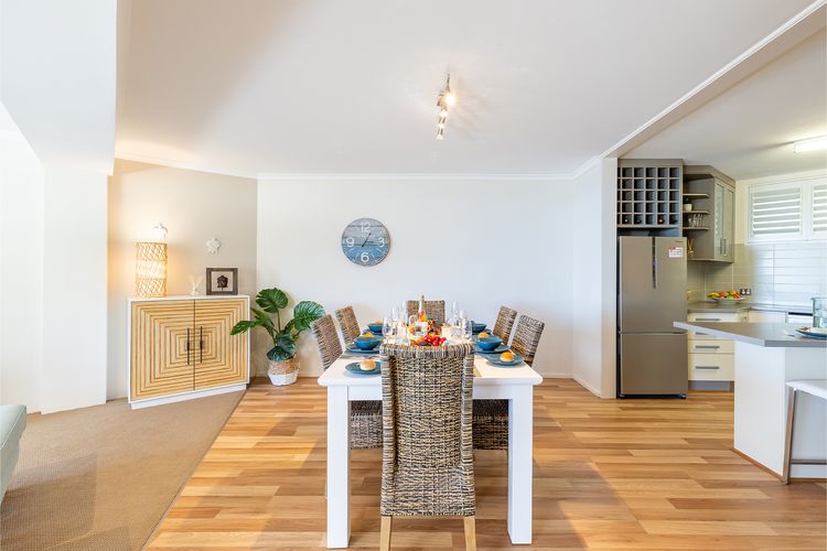 Portofino, 2/7 Laman St – Beautifully styled unit on first floor with stunning views, Air con, Wi-Fi and close to town