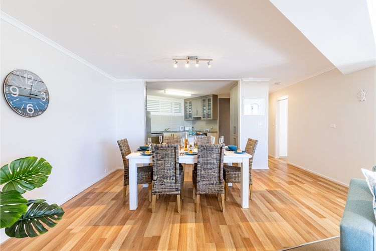 Portofino, 2/7 Laman St – Beautifully styled unit on first floor with stunning views, Air con, Wi-Fi and close to town