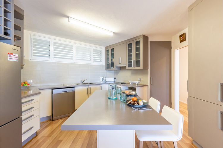 Portofino, 2/7 Laman St – Beautifully styled unit on first floor with stunning views, Air con, Wi-Fi and close to town