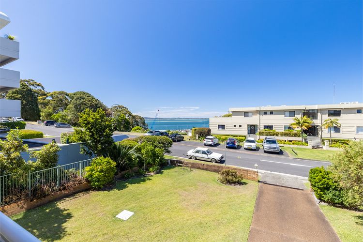 Portofino, 2/7 Laman St – Beautifully styled unit on first floor with stunning views, Air con, Wi-Fi and close to town