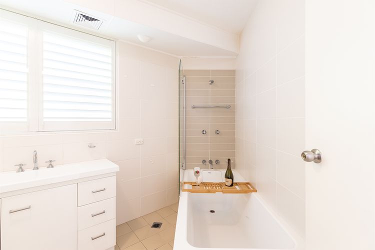 Portofino, 2/7 Laman St – Beautifully styled unit on first floor with stunning views, Air con, Wi-Fi and close to town