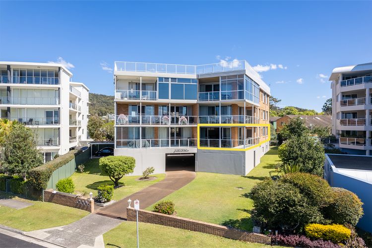 Portofino, 2/7 Laman St – Beautifully styled unit on first floor with stunning views, Air con, Wi-Fi and close to town