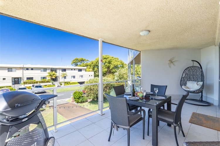 Portofino, 2/7 Laman St – Beautifully styled unit on first floor with stunning views, Air con, Wi-Fi and close to town
