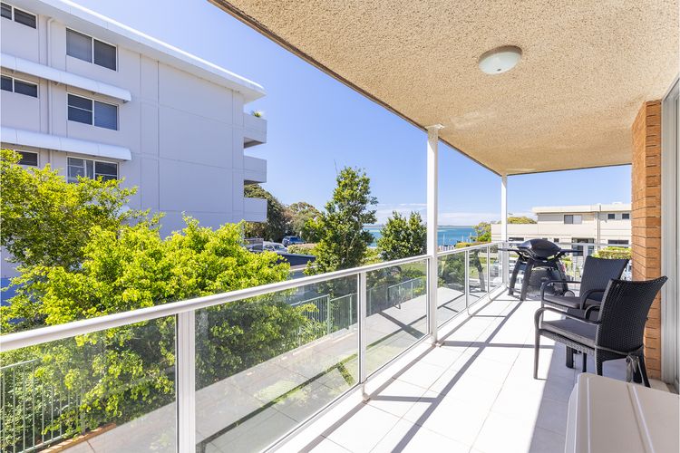 Portofino, 2/7 Laman St – Beautifully styled unit on first floor with stunning views, Air con, Wi-Fi and close to town