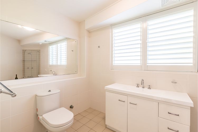 Portofino, 2/7 Laman St – Beautifully styled unit on first floor with stunning views, Air con, Wi-Fi and close to town