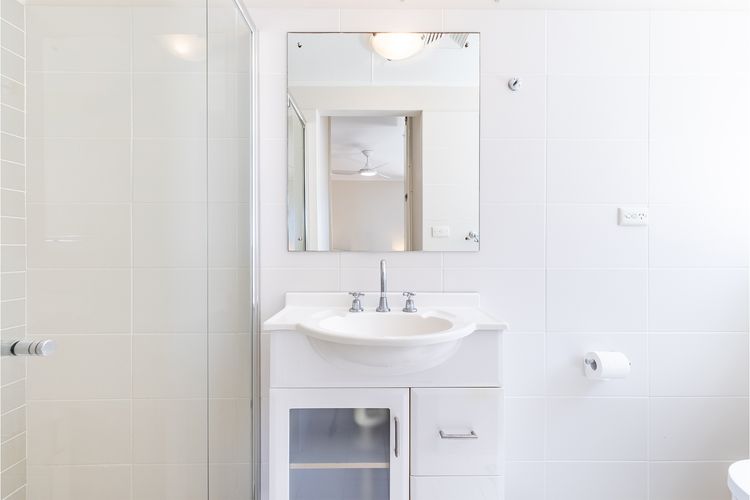 Portofino, 2/7 Laman St – Beautifully styled unit on first floor with stunning views, Air con, Wi-Fi and close to town