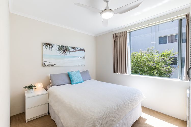 Portofino, 2/7 Laman St – Beautifully styled unit on first floor with stunning views, Air con, Wi-Fi and close to town