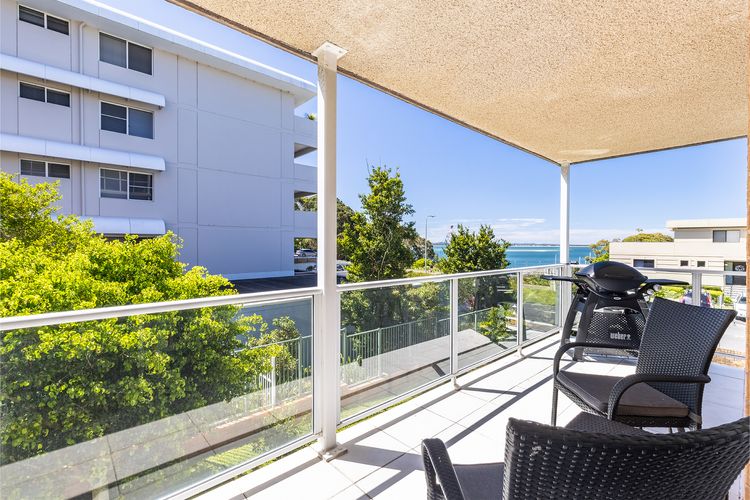 Portofino, 2/7 Laman St – Beautifully styled unit on first floor with stunning views, Air con, Wi-Fi and close to town
