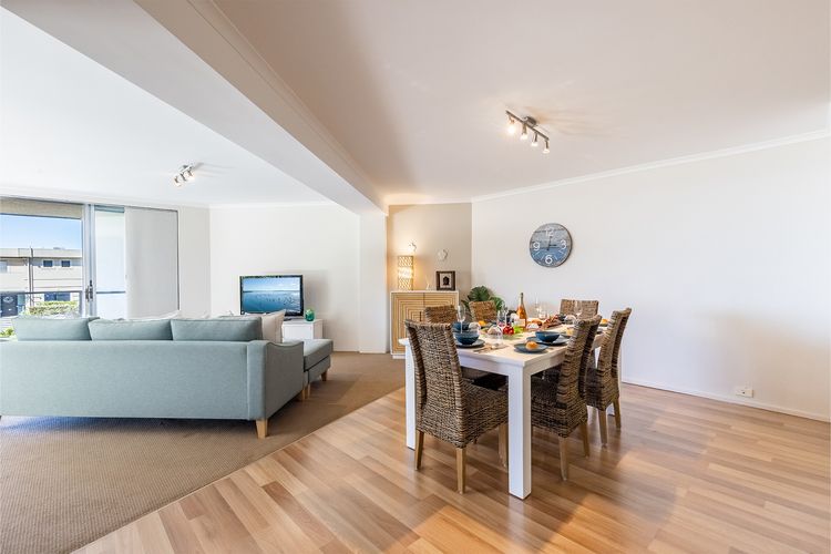 Portofino, 2/7 Laman St – Beautifully styled unit on first floor with stunning views, Air con, Wi-Fi and close to town