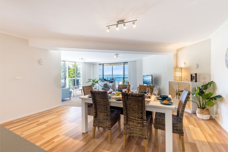 Portofino, 2/7 Laman St – Beautifully styled unit on first floor with stunning views, Air con, Wi-Fi and close to town