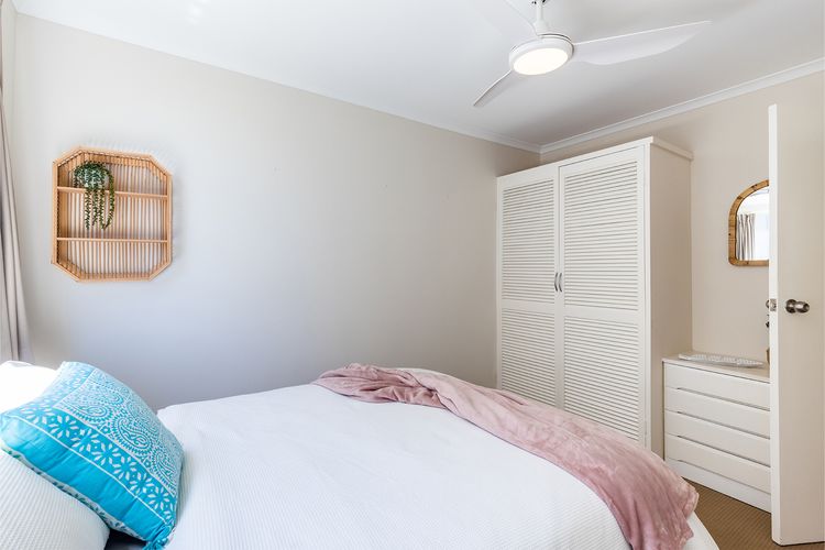 Portofino, 2/7 Laman St – Beautifully styled unit on first floor with stunning views, Air con, Wi-Fi and close to town