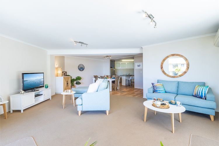 Portofino, 2/7 Laman St – Beautifully styled unit on first floor with stunning views, Air con, Wi-Fi and close to town