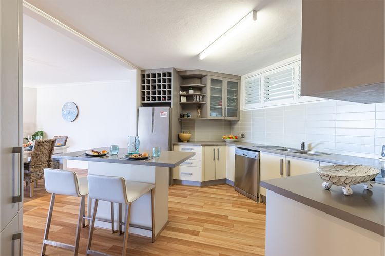 Portofino, 2/7 Laman St – Beautifully styled unit on first floor with stunning views, Air con, Wi-Fi and close to town