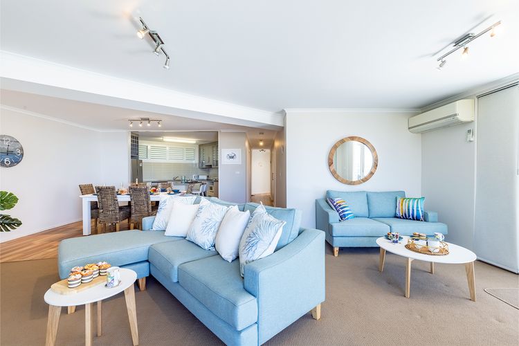 Portofino, 2/7 Laman St – Beautifully styled unit on first floor with stunning views, Air con, Wi-Fi and close to town