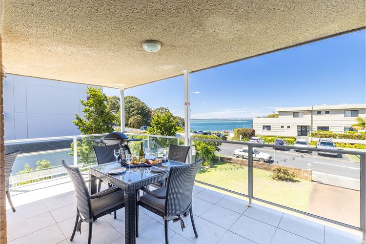 Portofino, 2/7 Laman St – Beautifully styled unit on first floor with stunning views, Air con, Wi-Fi and close to town