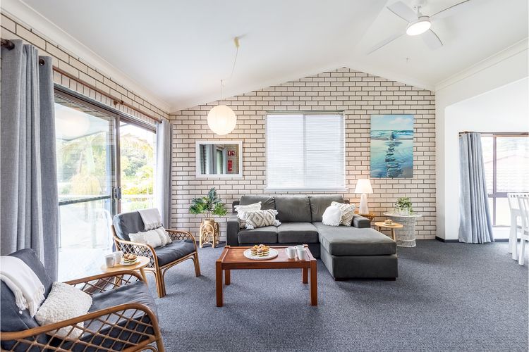 Villa Ellisa, 5/10 Columbia Cl – stunning unit with stunning views