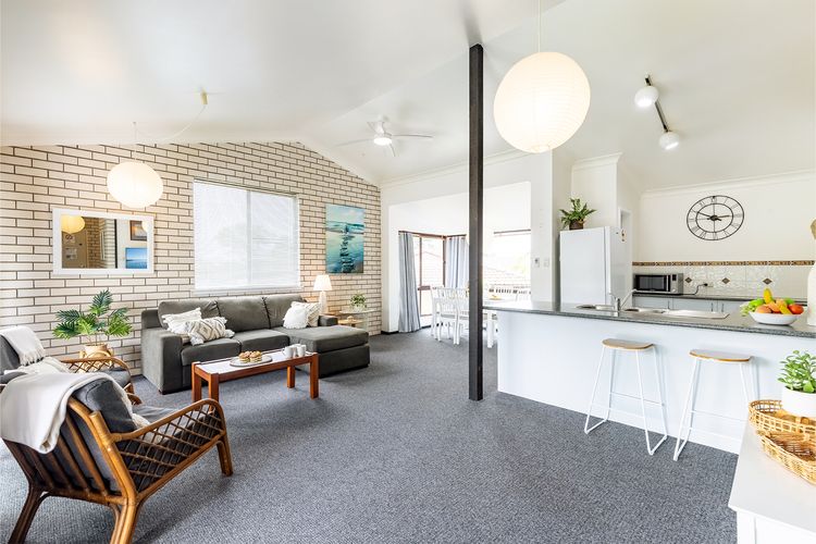 Villa Ellisa, 5/10 Columbia Cl – stunning unit with stunning views