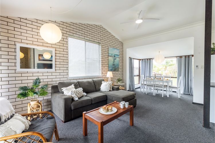 Villa Ellisa, 5/10 Columbia Cl – stunning unit with stunning views