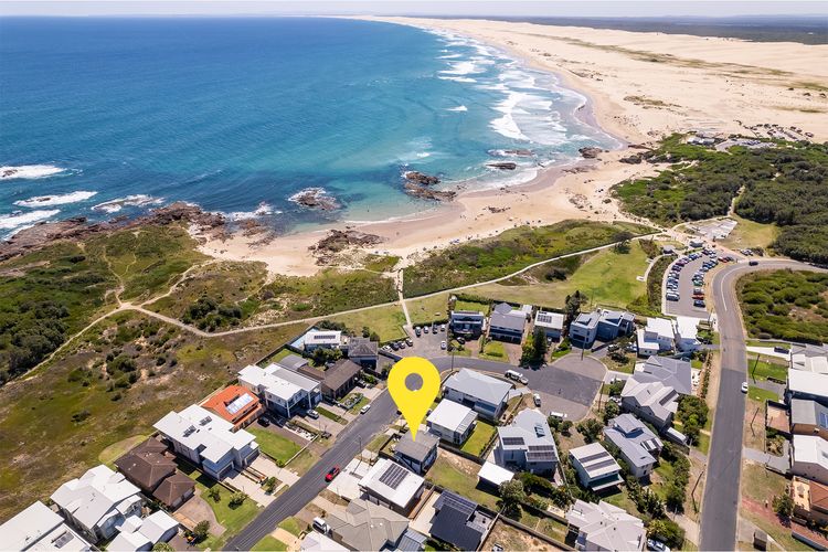 Anna Bay Beach Shack, 44 Ocean Avenue – fantastic 2 storey house with spectacular views