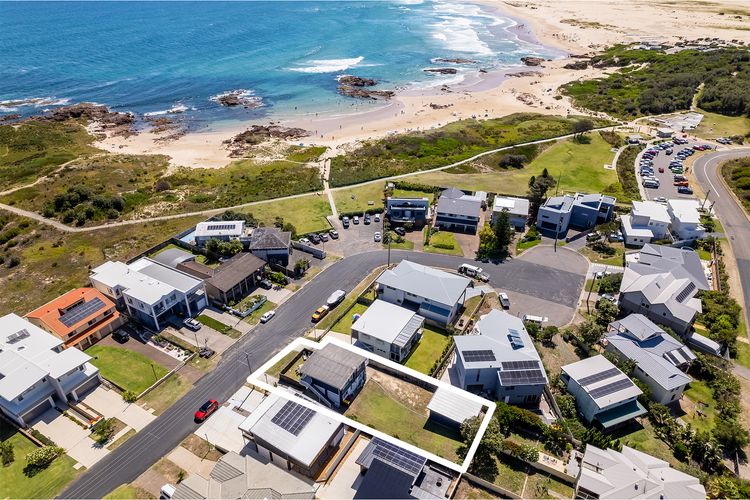 Anna Bay Beach Shack, 44 Ocean Avenue – fantastic 2 storey house with spectacular views