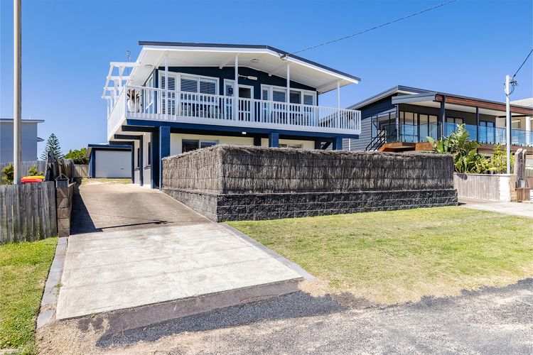 Anna Bay Beach Shack, 44 Ocean Avenue – fantastic 2 storey house with spectacular views