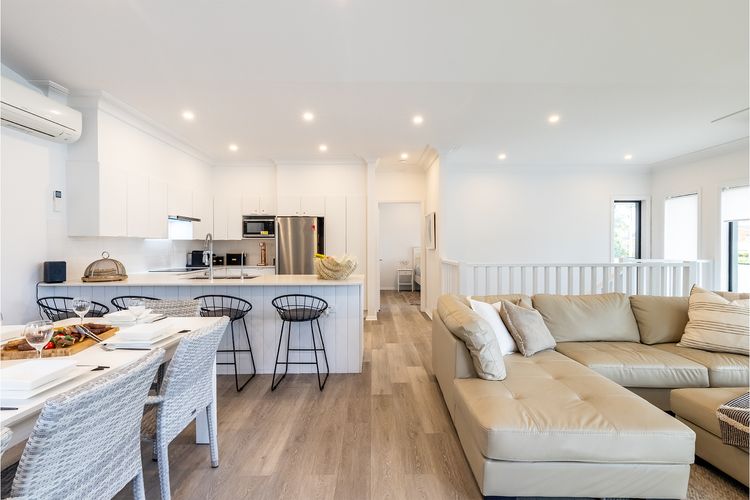 Beach Haven, 3a Messines Street – 4 Minute walk to the beach, WiF, Air Con