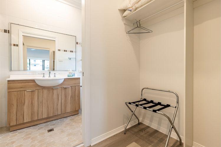 Beach Haven, 3a Messines Street – 4 Minute walk to the beach, WiF, Air Con