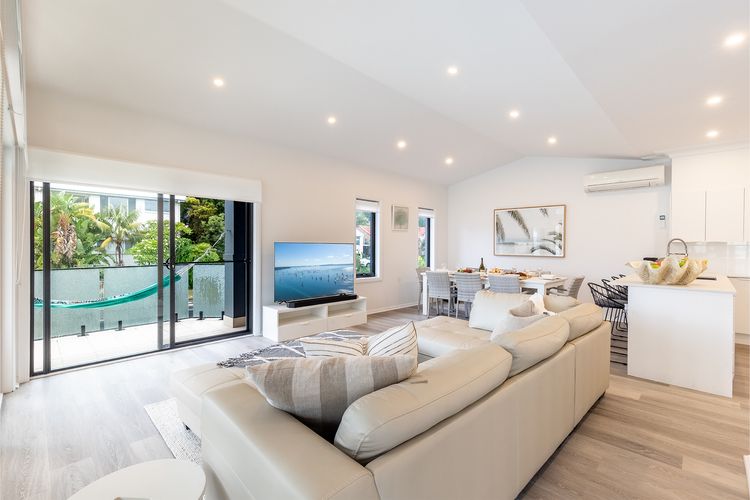 Beach Haven, 3a Messines Street – 4 Minute walk to the beach, WiF, Air Con