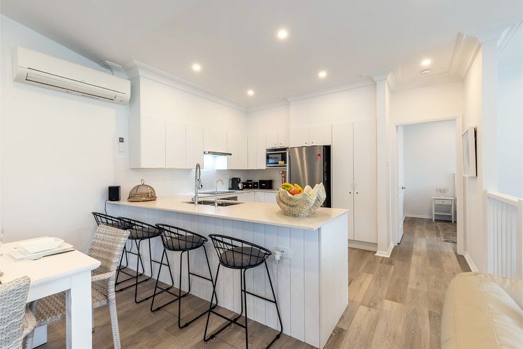 Beach Haven, 3a Messines Street – 4 Minute walk to the beach, WiF, Air Con