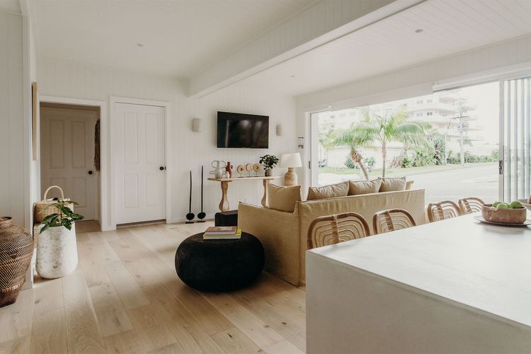 Baybreeze, 18 Tomaree Road – WiFi, Air Conditioning, Kitchenette
