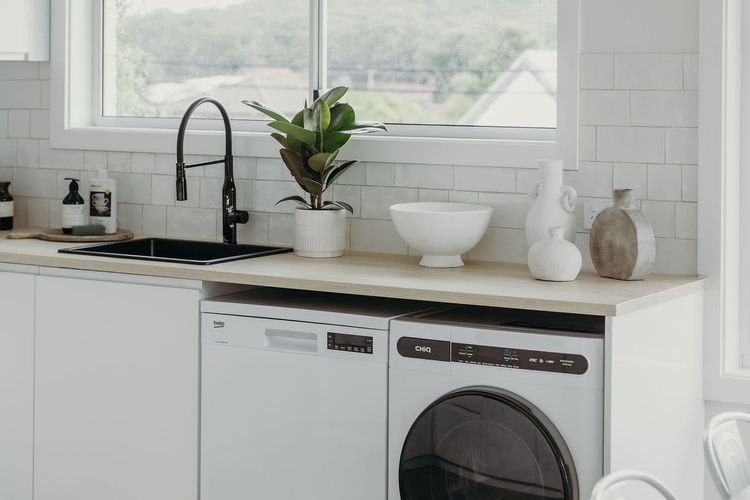 Baybreeze, 18 Tomaree Road – WiFi, Air Conditioning, Kitchenette