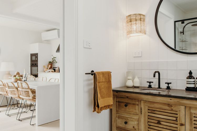 Baybreeze, 18 Tomaree Road – WiFi, Air Conditioning, Kitchenette
