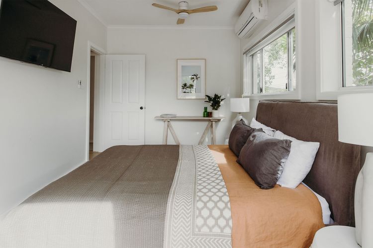 Baybreeze, 18 Tomaree Road – WiFi, Air Conditioning, Kitchenette