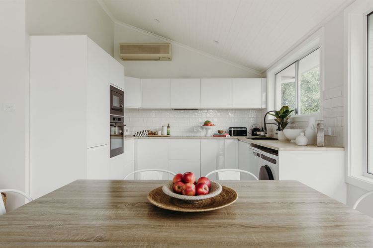 Baybreeze, 18 Tomaree Road – WiFi, Air Conditioning, Kitchenette