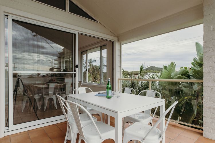 Baybreeze, 18 Tomaree Road – WiFi, Air Conditioning, Kitchenette