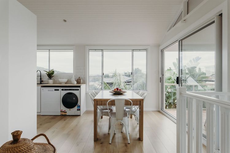 Baybreeze, 18 Tomaree Road – WiFi, Air Conditioning, Kitchenette