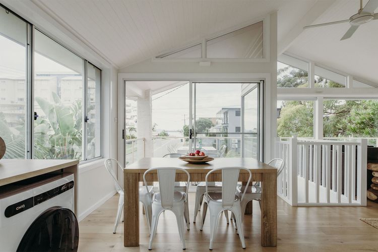 Baybreeze, 18 Tomaree Road – WiFi, Air Conditioning, Kitchenette