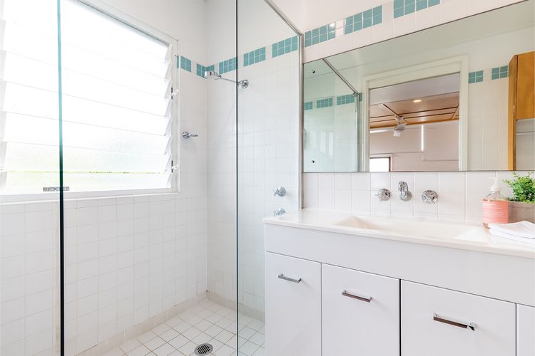 Dutchies By The Sea, 2/61 Christmas Bush Ave – Spectacular views, close to the beach, Wi-Fi