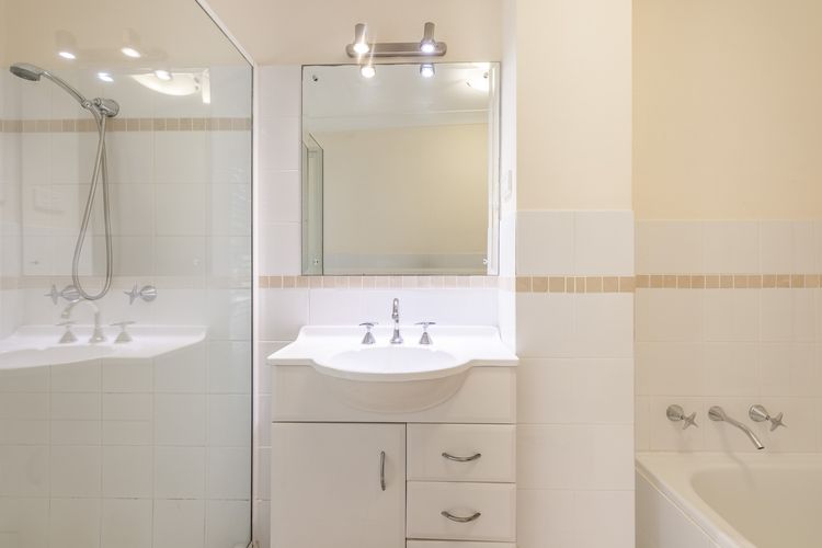 Mistral Court 14, 17 Mistral Close – across the road from the beach