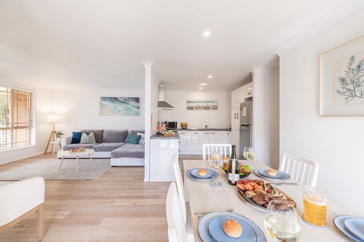 Pet friendly Driftwood Cottage, 1/28 Farm Rd – W-Fi, Air Con and ground floor