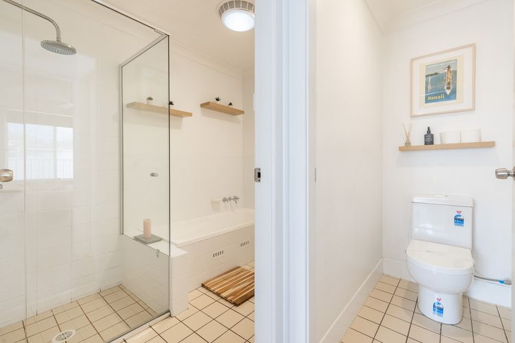 Pet friendly Driftwood Cottage, 1/28 Farm Rd – W-Fi, Air Con and ground floor