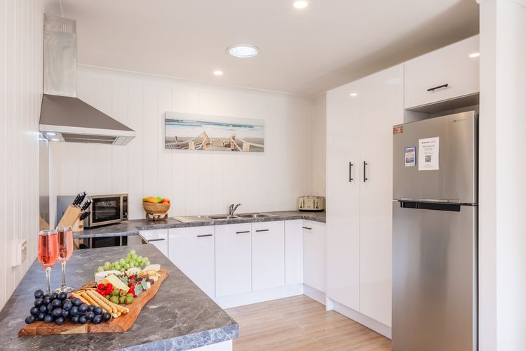Pet friendly Driftwood Cottage, 1/28 Farm Rd – W-Fi, Air Con and ground floor