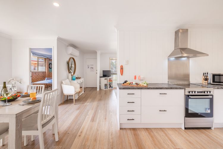 Pet friendly Driftwood Cottage, 1/28 Farm Rd – W-Fi, Air Con and ground floor